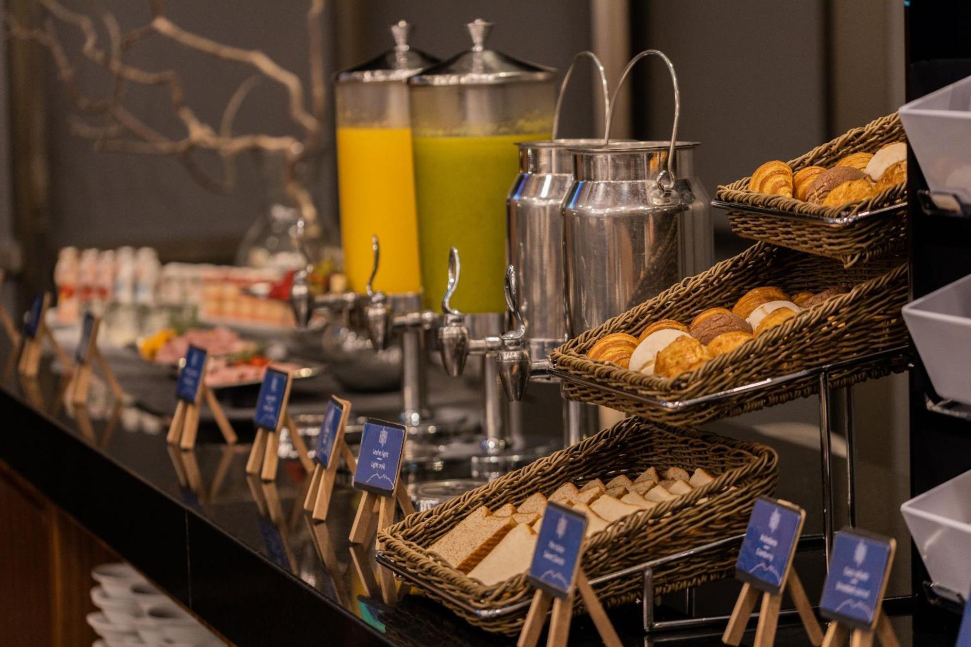 Hotel Camino Real Fashion Drive Monterrey à San Pedro Garza Garcia Extérieur photo A buffet at a hotel