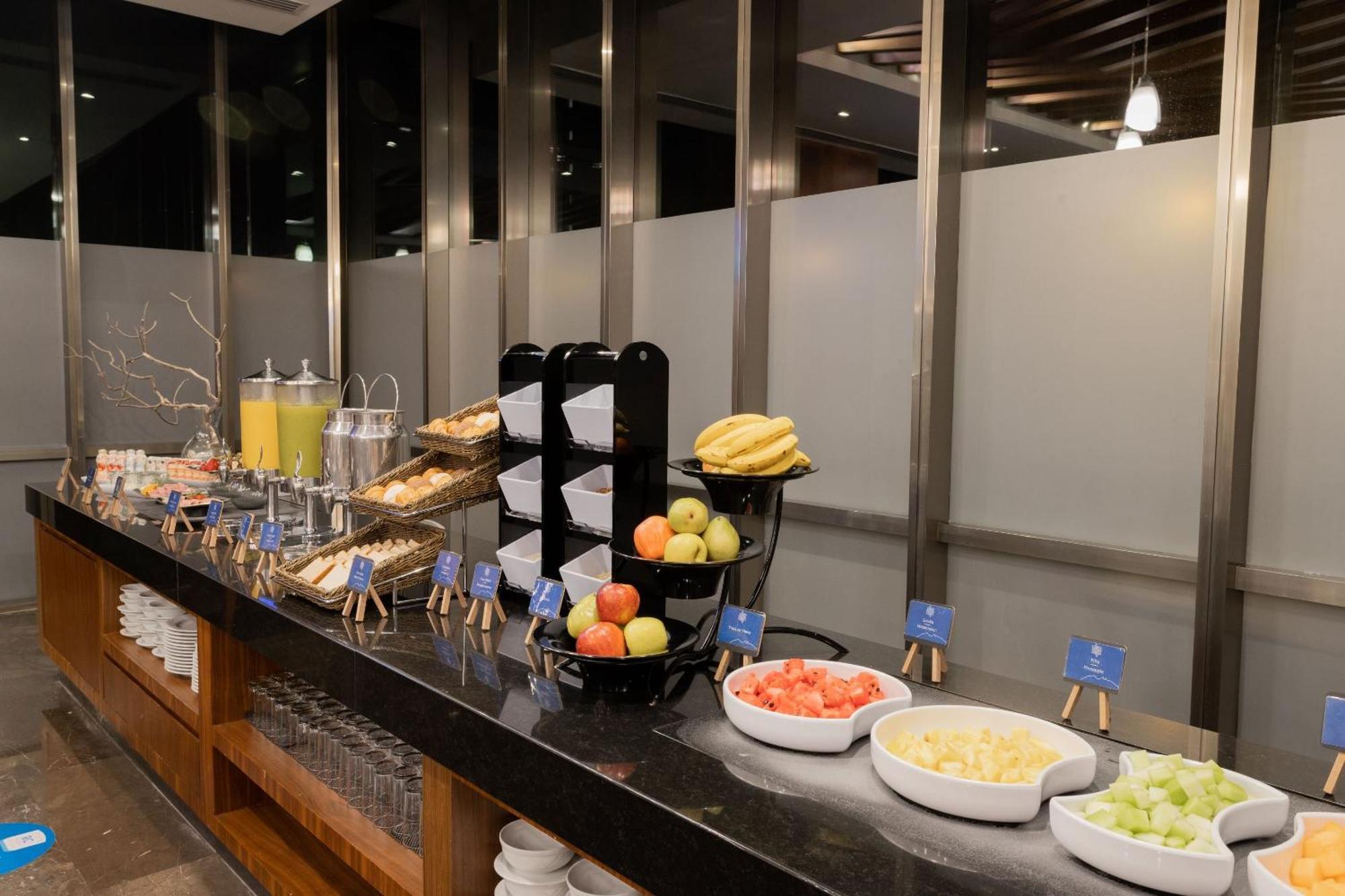 Hotel Camino Real Fashion Drive Monterrey à San Pedro Garza Garcia Extérieur photo A buffet at an airport lounge