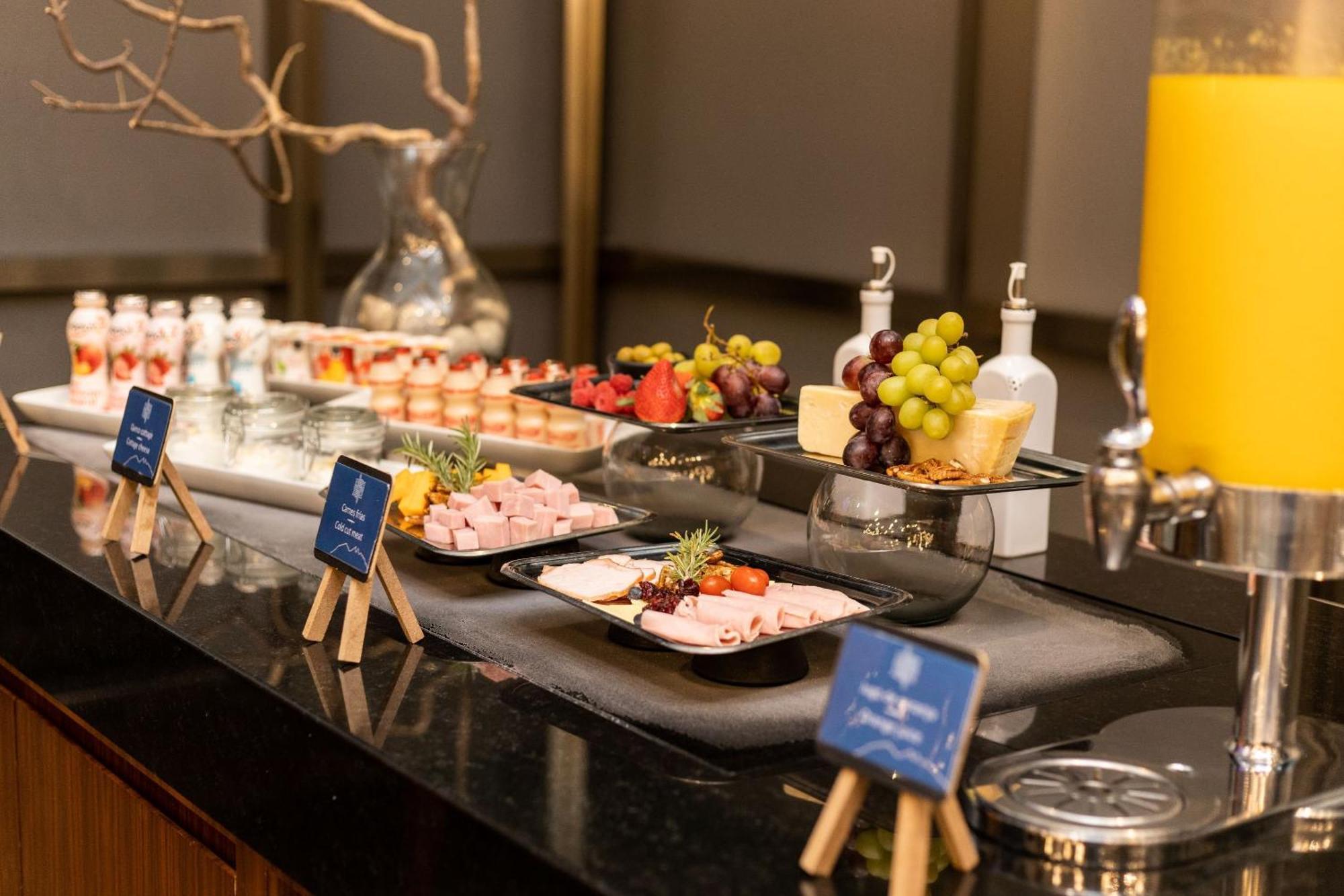 Hotel Camino Real Fashion Drive Monterrey à San Pedro Garza Garcia Extérieur photo A buffet at a hotel