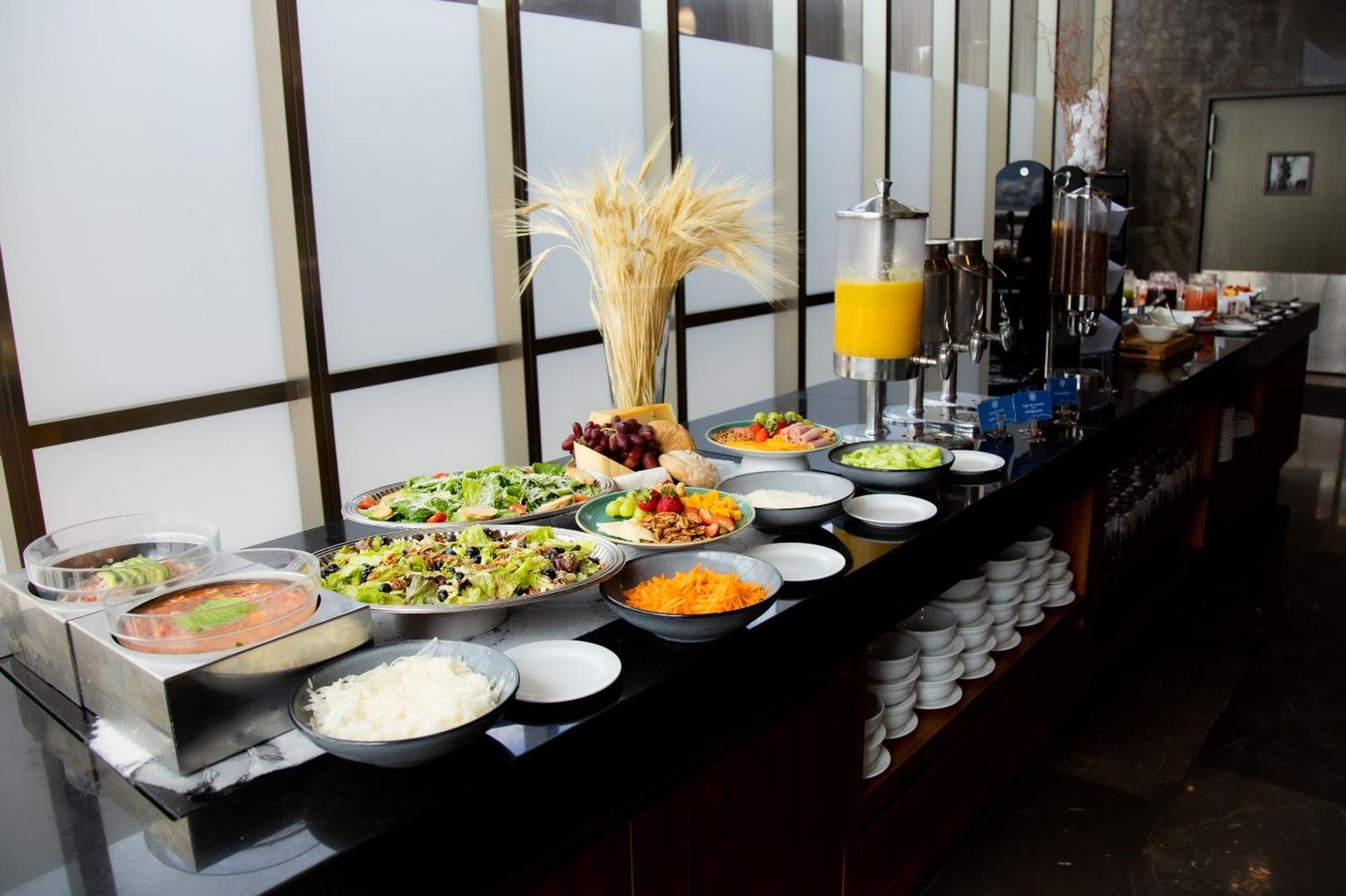Hotel Camino Real Fashion Drive Monterrey à San Pedro Garza Garcia Extérieur photo A buffet at a hotel