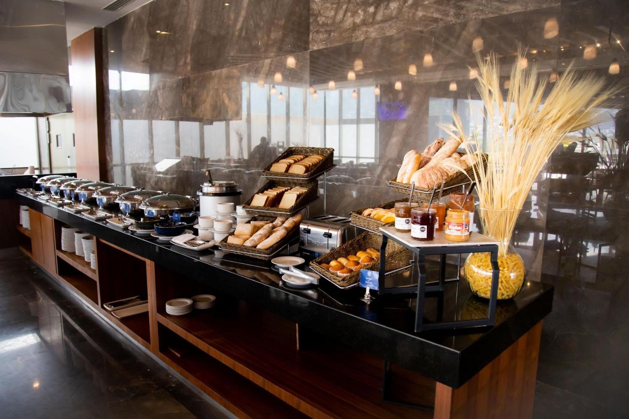 Hotel Camino Real Fashion Drive Monterrey à San Pedro Garza Garcia Extérieur photo A buffet at a hotel