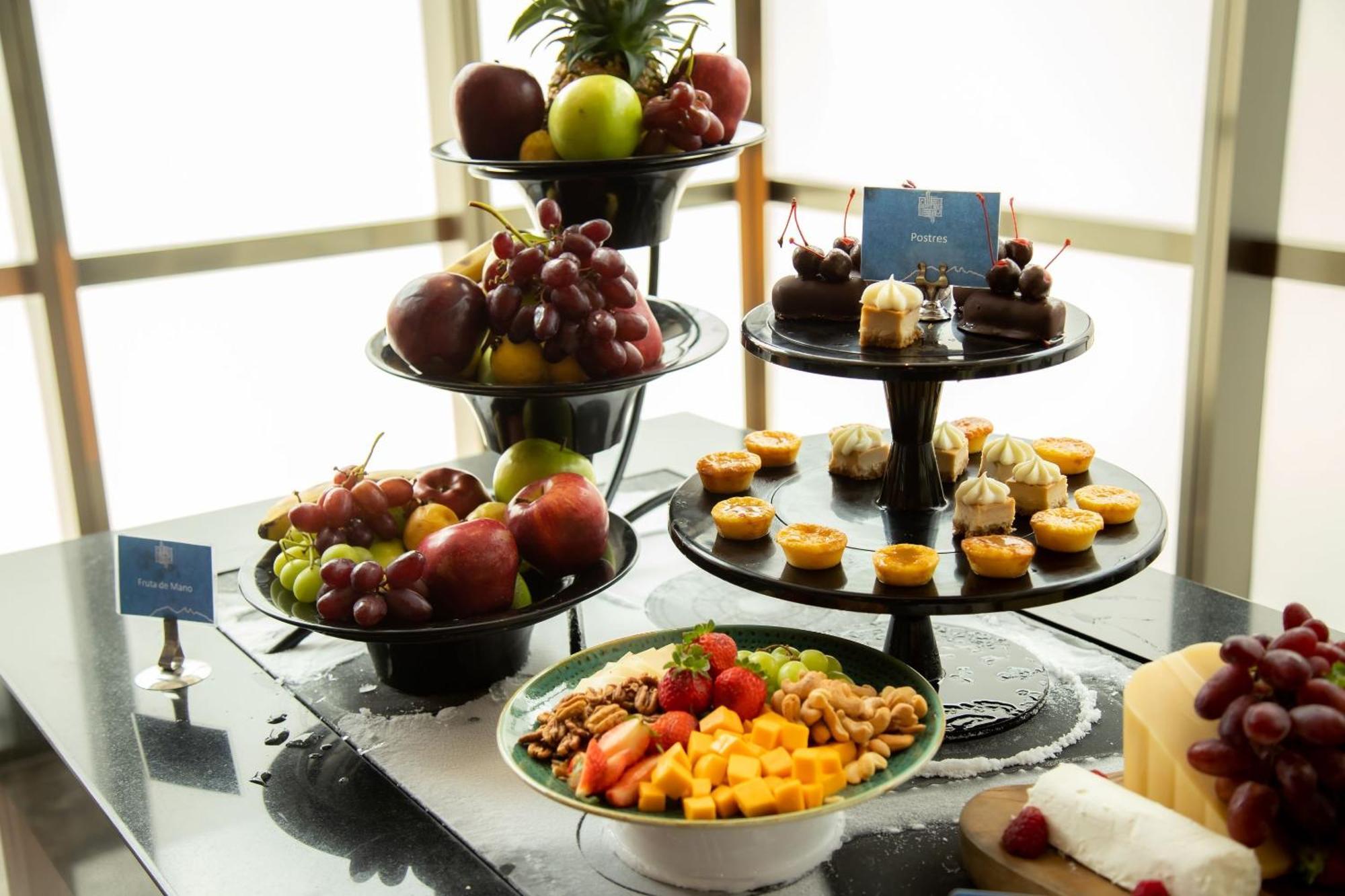 Hotel Camino Real Fashion Drive Monterrey à San Pedro Garza Garcia Extérieur photo A fruit and dessert buffet